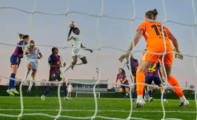 皇家馬德里球員娜奧美費拿（Naomie Feller）（中）在西班牙馬德里舉行的女子歐聯八強首回合皇家馬德里對巴塞隆拿的足球賽事中頭槌攻門。攝於2026年3月25日周三。(美聯社圖片/Manu Fernandez) AP圖片