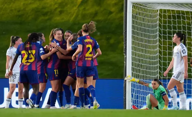 巴塞隆拿球員在艾絲美布魯格斯（Esmee Brugts）射入球隊第二球後慶祝。攝於2026年3月25日周三，西班牙馬德里舉行的女子歐聯八強首回合皇家馬德里對巴塞隆拿的足球賽事。(美聯社圖片/Manu Fernandez) AP圖片