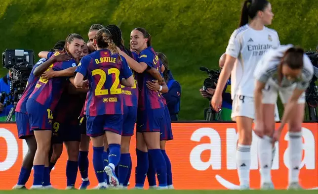 巴塞隆拿球員在艾娃柏祖（Ewa Pajor）射入開賽第一球後慶祝。攝於2026年3月25日周三，西班牙馬德里舉行的女子歐聯八強首回合皇家馬德里對巴塞隆拿的足球賽事。(美聯社圖片/Manu Fernandez) AP圖片