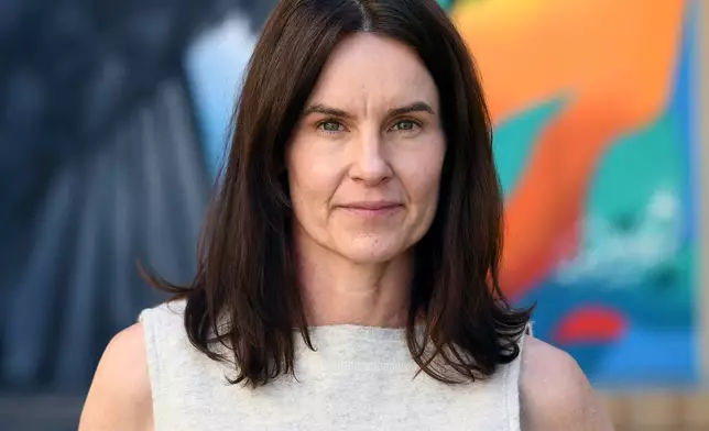 2026年3月20日周五，格羅夫伍德社區發展公司（Grovewood Community Development）發展及房地產資產總監霍貝爾（Julie Hoebel），在科羅拉多州奧羅拉（Aurora, Colo.）的平價房屋綜合體Sapling Grove Apartments庭院內拍攝肖像照。(美聯社圖片/Thomas Peipert) AP圖片