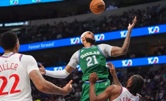 2026年3月21日周六，達拉斯，達拉斯獨行俠前鋒丹尼爾·加福特（Daniel Gafford，21號）在NBA籃球賽上半場對陣洛杉磯快艇前鋒李安納（2號）及後衛佐敦·米拿（Jordan Miller，22號）時跳起搶籃板。(美聯社圖片/LM Otero) AP圖片