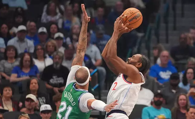 2026年3月21日周六，達拉斯，洛杉磯快艇前鋒李安納（2號）在NBA籃球賽上半場對陣達拉斯獨行俠前鋒丹尼爾·加福特（Daniel Gafford，21號）時投籃。(美聯社圖片/LM Otero) AP圖片