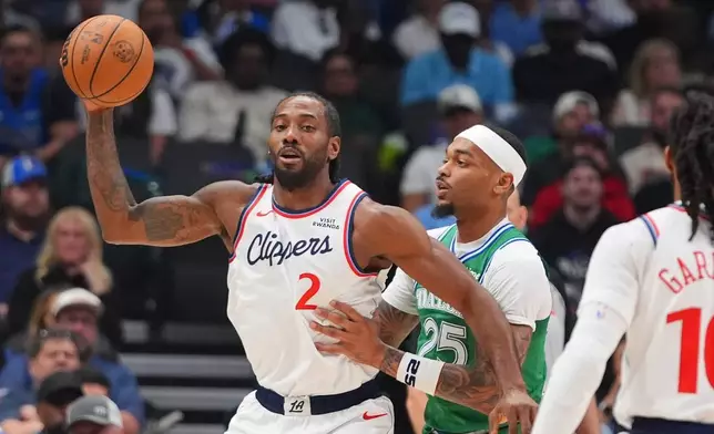 2026年3月21日周六，達拉斯，洛杉磯快艇前鋒李安納（2號）在NBA籃球賽上半場持球對陣達拉斯獨行俠前鋒P.J. 華盛頓（P.J. Washington，25號）。(美聯社圖片/LM Otero) AP圖片