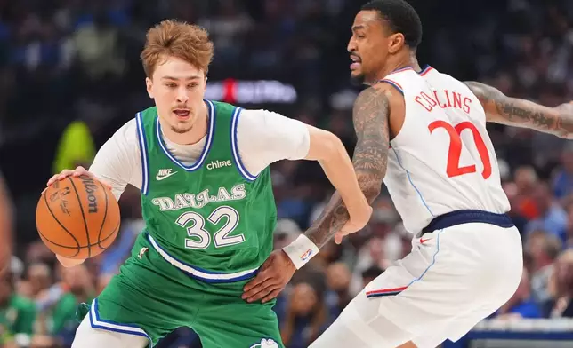 2026年3月21日周六，達拉斯，達拉斯獨行俠前鋒古柏·弗拉格（Cooper Flagg，32號）在NBA籃球賽上半場突破洛杉磯快艇前鋒約翰·哥連斯（John Collins，20號）的防守。(美聯社圖片/LM Otero) AP圖片