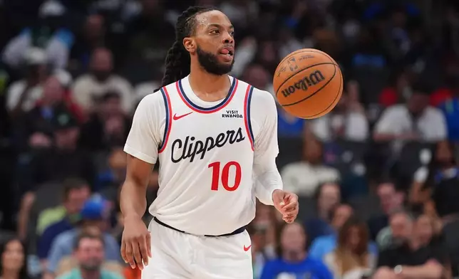 2026年3月21日周六，達拉斯，洛杉磯快艇後衛達里烏斯·加蘭在NBA籃球賽下半場對陣達拉斯獨行俠時運球。(美聯社圖片/LM Otero) AP圖片