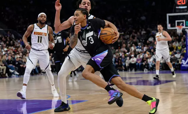 猶他爵士（Utah Jazz）後衛基安迪佐治（Keyonte George）（3號）在丹佛金塊（Denver Nuggets）後衛祖利安史卓菲（Julian Strawther）（中後）防守下運球突破上籃，攝於2026年3月2日（週一）在鹽湖城舉行的NBA籃球賽上半場。(美聯社圖片/Tyler Tate) AP圖片