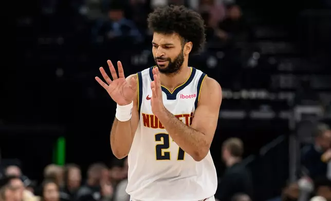 丹佛金塊（Denver Nuggets）後衛祖蒙利（Jamal Murray）在對陣猶他爵士（Utah Jazz）的NBA籃球賽上半場射入三分球後作出反應，攝於2026年3月2日（週一）在鹽湖城。(美聯社圖片/Tyler Tate) AP圖片