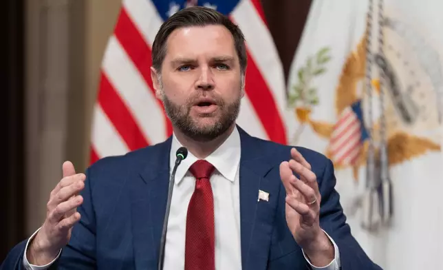 新成立的打擊詐騙專責小組主席、副總統萬斯（JD Vance），在華盛頓白宮建築群艾森豪威爾行政辦公大樓的印第安條約室，於專責小組首次會議上發言。攝於2026年3月27日周五。(美聯社圖片/Manuel Balce Ceneta) AP圖片