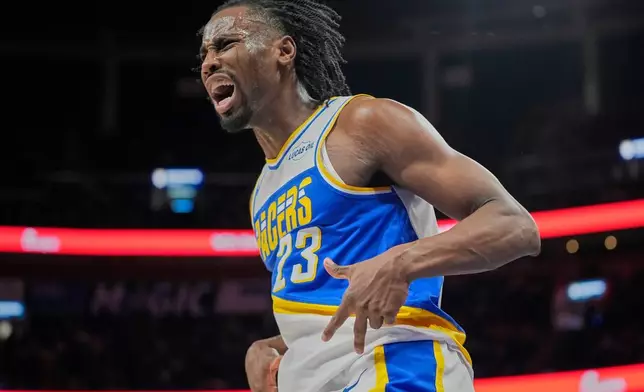 印第安納溜馬隊後衛尼斯密夫（Aaron Nesmith）（23號）在周一（2026年3月23日）於佛羅里達州奧蘭多舉行的一場NBA籃球賽下半場，射入三分球後對奧蘭多魔術隊的反應。(美聯社圖片/John Raoux) AP圖片