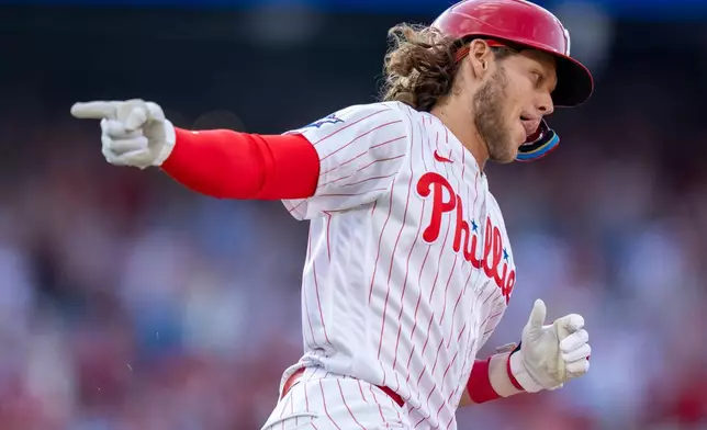 2026年3月26日周四，費城一場對陣德州遊騎兵隊（Texas Rangers）的棒球開幕戰的第五局，費城費城人隊（Philadelphia Phillies）的艾力寶姆（Alec Bohm）擊出三分全壘打後作出反應。(美聯社圖片/Chris Szagola) AP圖片