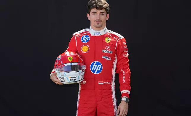 法拉利（Ferrari）摩納哥車手陸克萊（Charles Leclerc）在2026年3月5日周四，於澳洲墨爾本艾伯特公園舉行的澳洲一級方程式大獎賽前擺姿勢拍照。(美聯社圖片/Asanka Brendon Ratnayake) AP圖片