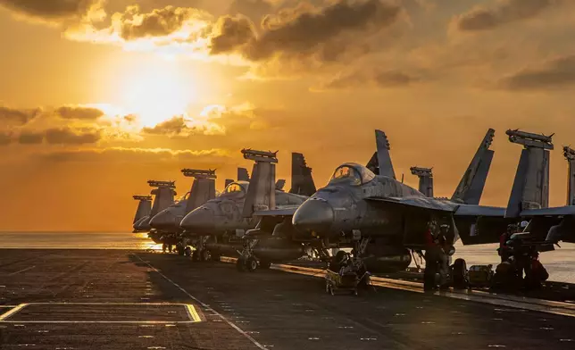 這張由美國中央司令部提供的圖片顯示，2026年3月3日周二，美國海軍林肯號航空母艦（USS Abraham Lincoln CVN 72）甲板上的飛機正在執行支援伊朗戰爭的任務。(美聯社圖片/美國海軍) AP圖片