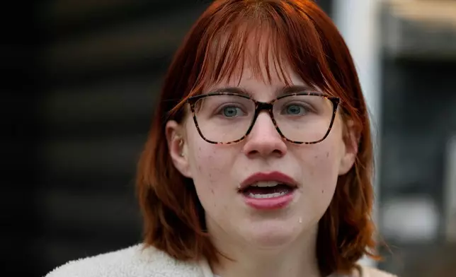 姬拉高迪於2026年3月3日周二，在愛荷華州西得梅因的家門外，談論其兄弟、20歲的迪克蘭高迪中士。 (美聯社圖片/Charlie Neibergall) AP圖片