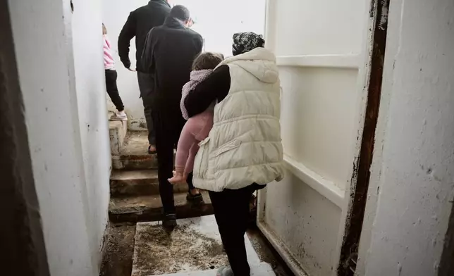 2026年3月29日周日，以色列南部貝爾謝巴（Beersheba），居民在防空洞內躲避，當時空襲警報正警告伊朗導彈來襲。(美聯社圖片/Maya Levin) AP圖片