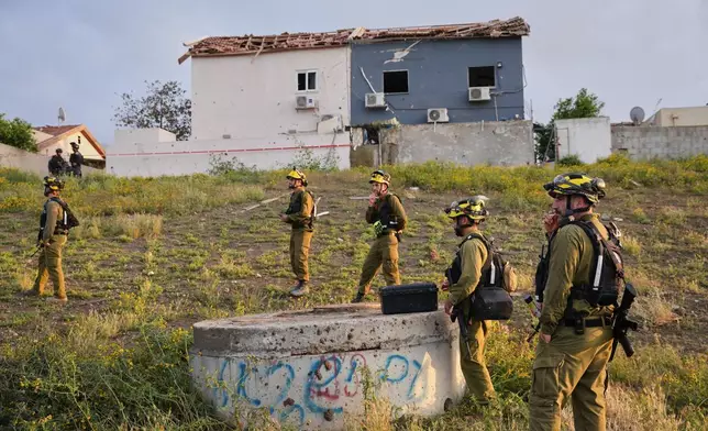 2026年3月29日周日，以色列安全部隊在以色列南部貝爾謝巴（Beersheba）的伊朗導彈襲擊現場工作。(美聯社圖片/Maya Levin) AP圖片