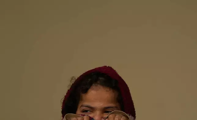 2026年3月9日周一，黎巴嫩貝魯特，一名因以色列空襲而流離失所的女孩，在用作收容中心的學校內望向遠方。(美聯社圖片/Hassan Ammar) AP圖片