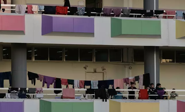 2026年3月5日周四，黎巴嫩貝魯特，因以色列空襲黎巴嫩南部及貝魯特南郊達希耶而逃難的民眾，在已改建為收容中心的學校內安頓。(美聯社圖片/Bilal Hussein) AP圖片