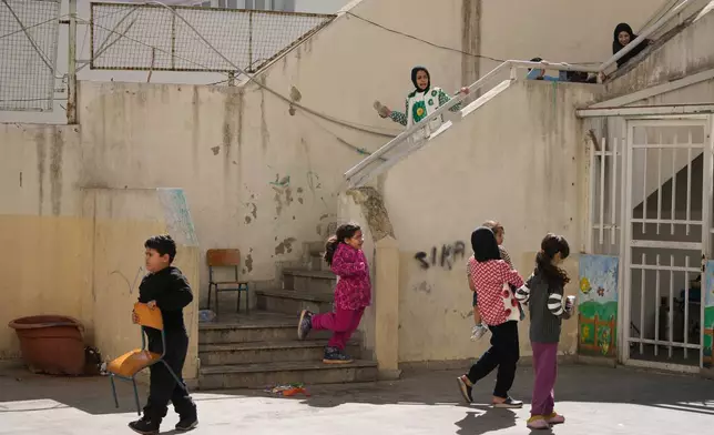 2026年3月9日周一，黎巴嫩貝魯特，因以色列空襲黎巴嫩南部及貝魯特南郊達希耶而流離失所的兒童，在用作收容中心的學校操場玩耍。(美聯社圖片/Hassan Ammar) AP圖片