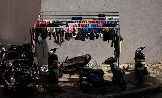 2026年3月9日周一，黎巴嫩貝魯特，一所被用作收容中心的學校外掛滿晾曬的衣物。該中心安置了因以色列空襲黎巴嫩南部及貝魯特南郊達希耶而流離失所的民眾。(美聯社圖片/Hassan Ammar) AP圖片