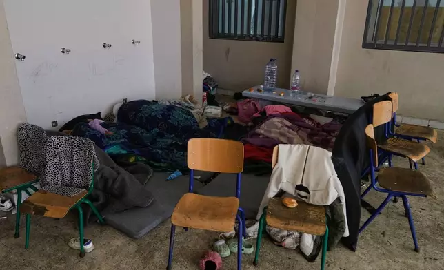 2026年3月7日周六，黎巴嫩貝魯特，因以色列空襲黎巴嫩南部及貝魯特南郊達希耶而逃難的民眾，在已改建為收容中心的學校內睡覺。(美聯社圖片/Bilal Hussein) AP圖片