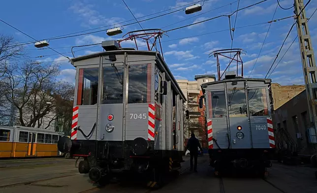 兩輛百年貨運電車停泊在匈牙利布達佩斯凱倫福爾德電車車廠（Kelenfold tram depot）內。攝於2026年3月12日周四。(美聯社圖片/Bela Szandelszky) AP圖片