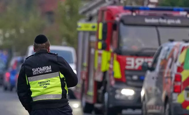 2026年3月23日周一，在倫敦，一名緊急應變部隊的警員觀察消防員應變小組，此前當地猶太救護服務機構西北哈佐拉（Hatzola Northwest）的車輛疑遭縱火。（美聯社圖片/Alberto Pezzali） AP圖片