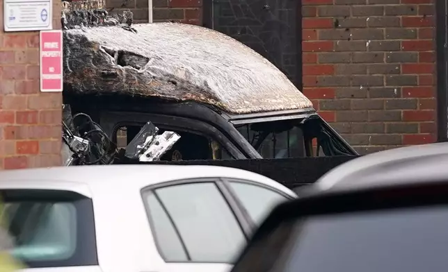 2026年3月23日周一，在倫敦高德斯格林（Golders Green），一輛被燒毀的汽車，此前當地一間猶太救護服務機構西北哈佐拉（Hatzola Northwest）的四輛車輛疑遭縱火。（美聯社圖片/Alberto Pezzali） AP圖片