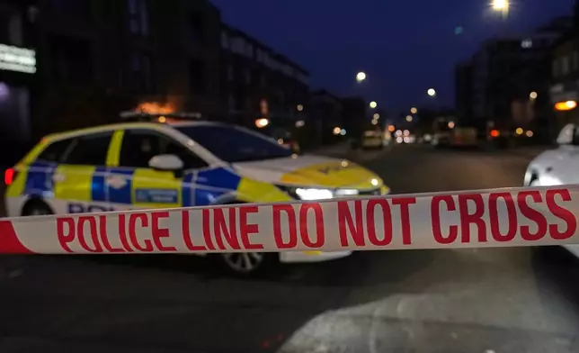 2026年3月23日周一，倫敦發生針對猶太救護服務機構「西北哈佐拉」（Hatzola Northwest）四輛車的縱火襲擊後，警方封鎖倫敦一條道路。(美聯社圖片/Alberto Pezzali) AP圖片