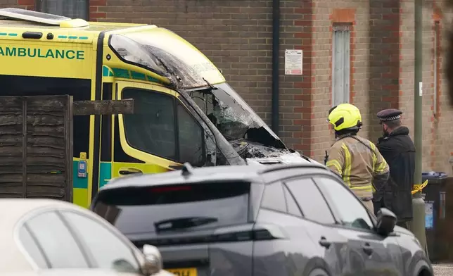 2026年3月23日周一，在倫敦高德斯格林（Golders Green），一名消防員和一名警員查看一輛被燒毀的救護車，此前當地一間猶太救護服務機構西北哈佐拉（Hatzola Northwest）的四輛車輛疑遭縱火。（美聯社圖片/Alberto Pezzali） AP圖片