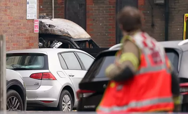 2026年3月23日周一，倫敦戈爾德斯格林（Golders Green）可見一輛被燒毀的汽車，此前倫敦西北哈佐拉（Hatzola Northwest）猶太救護服務的四輛車輛疑遭縱火襲擊。(美聯社圖片/Alberto Pezzali) AP圖片