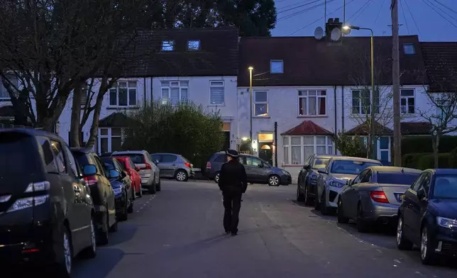 2026年3月23日周一，倫敦發生針對猶太救護服務機構「西北哈佐拉」（Hatzola Northwest）四輛車的縱火襲擊後，一名警員在倫敦一條道路上駐守。(美聯社圖片/Alberto Pezzali) AP圖片