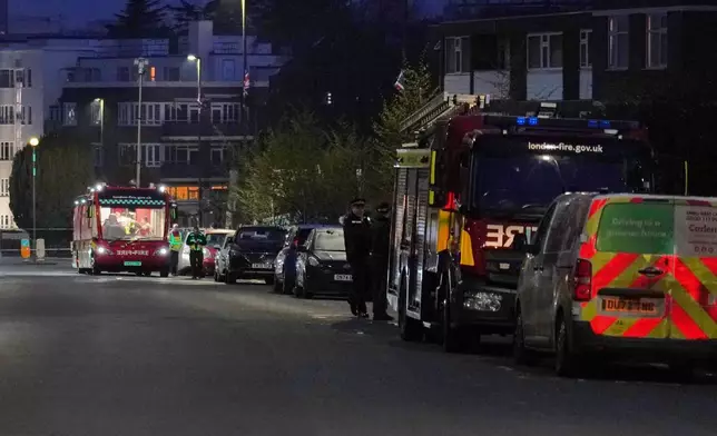 2026年3月23日周一，倫敦高德斯格林（Golders Green）發生火警，消防員到場處理。事件疑為針對猶太救護服務機構「西北哈佐拉」（Hatzola Northwest）四輛車的縱火襲擊。(美聯社圖片/Alberto Pezzali) AP圖片