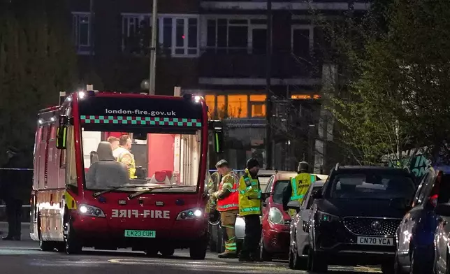 2026年3月23日周一，倫敦高德斯格林（Golders Green）發生火警，消防員到場處理。事件疑為針對猶太救護服務機構「西北哈佐拉」（Hatzola Northwest）四輛車的縱火襲擊。(美聯社圖片/Alberto Pezzali) AP圖片