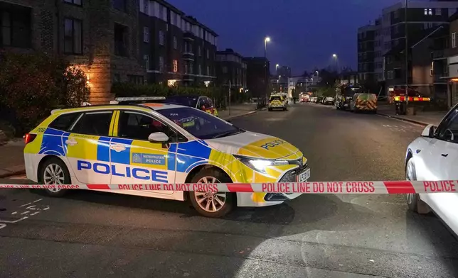 2026年3月23日周一，倫敦發生針對猶太救護服務機構「西北哈佐拉」（Hatzola Northwest）四輛車的縱火襲擊後，警方封鎖倫敦一條道路。(美聯社圖片/Alberto Pezzali) AP圖片