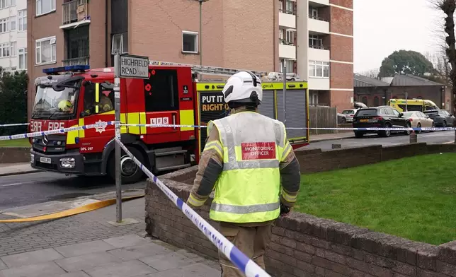 消防員於2026年3月23日周一，在倫敦高德斯格林（Golders Green）處理一宗火警，此前當地一間猶太救護服務機構西北哈佐拉（Hatzola Northwest）的四輛車輛疑遭縱火。（美聯社圖片/Alberto Pezzali） AP圖片