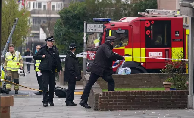 2026年3月23日周一，倫敦戈爾德斯格林（Golders Green），消防員和警員在倫敦西北哈佐拉（Hatzola Northwest）猶太救護服務的四輛車輛疑遭縱火襲擊後，到場處理火警。(美聯社圖片/Alberto Pezzali) AP圖片
