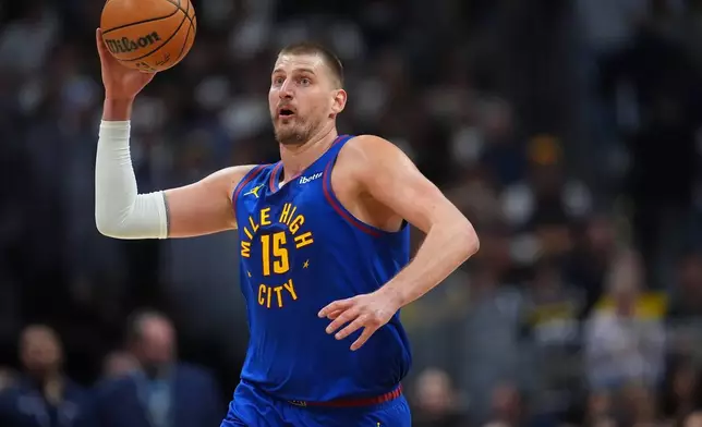 丹佛金塊隊中鋒祖傑在2026年3月29日（周日）於丹佛舉行的一場NBA籃球賽首節時間結束前，嘗試投籃。 (美聯社圖片/David Zalubowski) AP圖片