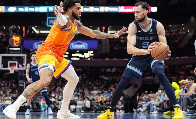 夏洛特黃蜂（Charlotte Hornets）前鋒米爾斯布里奇斯（Miles Bridges）在NBA籃球賽下半場（Second half）防守孟菲斯灰熊（Memphis Grizzlies）前鋒泰勒伯頓（Tyler Burton）（5號）。賽事於2026年3月21日（周六）在北卡羅來納州夏洛特舉行。(美聯社圖片/Matt Kelley) AP圖片