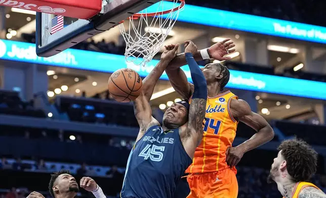 孟菲斯灰熊（Memphis Grizzlies）前鋒GG積遜（GG Jackson）（45號）在NBA籃球賽下半場（Second half）突破夏洛特黃蜂（Charlotte Hornets）前鋒穆沙迪亞巴迪（Moussa Diabate）（14號）防守，完成入樽。賽事於2026年3月21日（周六）在北卡羅來納州夏洛特舉行。(美聯社圖片/Matt Kelley) AP圖片