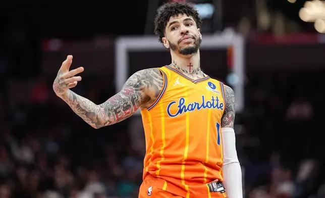 夏洛特黃蜂（Charlotte Hornets）後衛拉美路波爾（LaMelo Ball）在NBA籃球賽上半場（First half）射入三分球後作出手勢。賽事於2026年3月21日（周六）在北卡羅來納州夏洛特舉行。(美聯社圖片/Matt Kelley) AP圖片
