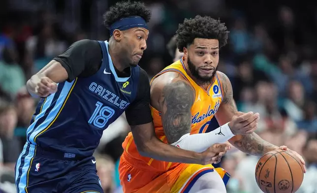 夏洛特黃蜂（Charlotte Hornets）前鋒米爾斯布里奇斯（Miles Bridges）（0號）在NBA籃球賽上半場（First half）帶球推進，對抗孟菲斯灰熊（Memphis Grizzlies）前鋒奧利維亞麥斯恩斯普羅斯珀（Olivier-Maxence Prosper）（18號）。賽事於2026年3月21日（周六）在北卡羅來納州夏洛特舉行。(美聯社圖片/Matt Kelley) AP圖片