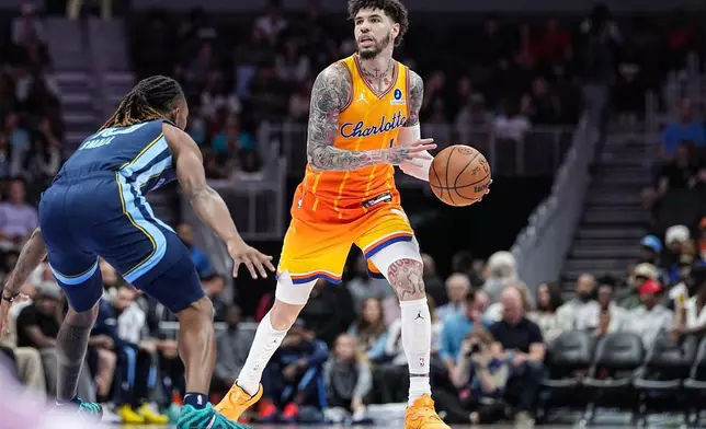 夏洛特黃蜂（Charlotte Hornets）後衛拉美路波爾（LaMelo Ball）（1號）在NBA籃球賽上半場（First half）帶球推進，對抗孟菲斯灰熊（Memphis Grizzlies）後衛查雲史摩（Javon Small）（10號）。賽事於2026年3月21日（周六）在北卡羅來納州夏洛特舉行。(美聯社圖片/Matt Kelley) AP圖片