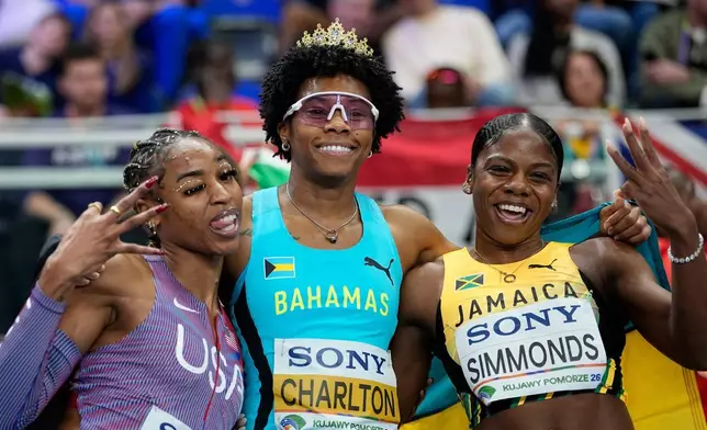 2026年3月22日周日，巴哈馬選手查爾頓在波蘭托倫舉行的世界室內田徑錦標賽女子60米跨欄決賽中贏得金牌後，與美國選手艾莉亞岩士唐（左）及牙買加選手美瑾西蒙斯合影。(美聯社圖片/Matthias Schrader) AP圖片