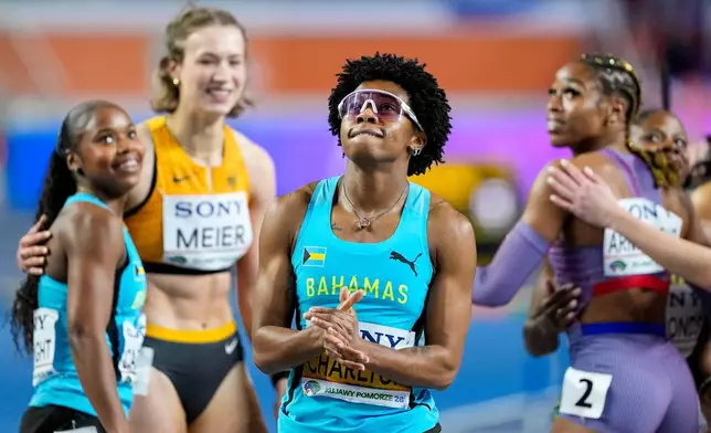 2026年3月22日周日，巴哈馬選手查爾頓在波蘭托倫舉行的世界室內田徑錦標賽女子60米跨欄決賽中衝過終點線，贏得金牌後作出反應。(美聯社圖片/Petr David Josek) AP圖片