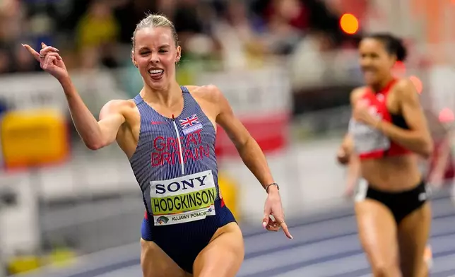 英國選手基莉鶴健士在2026年3月22日周日，波蘭托倫舉行的世界室內田徑錦標賽女子800米決賽中衝過終點線，贏得金牌。(美聯社圖片/Petr David Josek) AP圖片