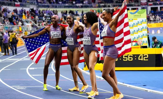 2026年3月22日周日，美國隊選手（從左至右）沙米亞利特爾、露絲艾芬、巴黎皮普爾斯及貝利利亞在波蘭托倫舉行的世界室內田徑錦標賽女子4x400米接力決賽中贏得金牌後合影。(美聯社圖片/Petr David Josek) AP圖片