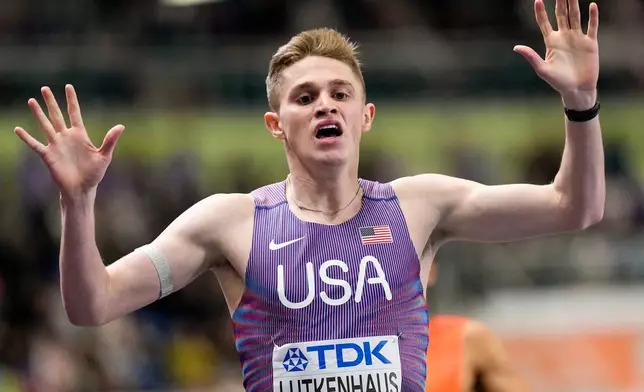 美國選手盧特肯豪斯（Cooper Lutkenhaus）在波蘭托倫舉行的世界室內田徑錦標賽男子800米決賽中衝線奪金後作出反應。攝於2026年3月22日周日。(美聯社圖片/Petr David Josek) AP圖片