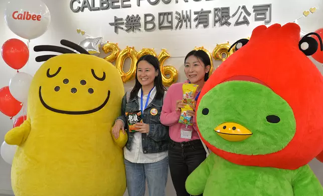 廣受歡迎又可愛的「Jagabee」Potta與「卡樂B蝦條」河童蝦親自迎接到場的粉絲，一眾粉絲興奮合照打卡