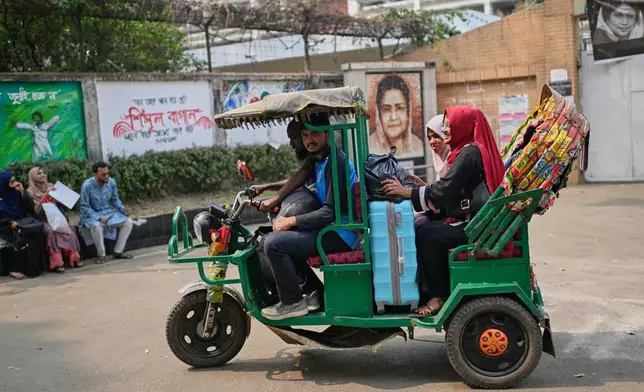 資料圖片：2026年3月9日周一，孟加拉（Bangladesh）達卡（Dhaka），政府下令所有大學關閉，將開齋節（Eid al-Fitr）假期提前，作為節約用電緊急措施的一部分，學生離開達卡大學（Dhaka University）。(美聯社圖片/Mahmud Hossain Opu) AP圖片