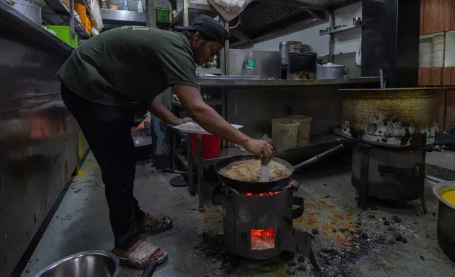 資料圖片：2026年3月11日周三，印度孟買（Mumbai），液化石油氣短缺後，一間餐廳的廚師在炭爐上準備食物。(美聯社圖片/Rafiq Maqbool) AP圖片